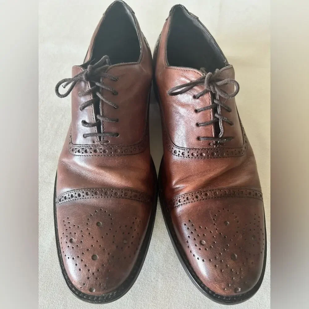 Banana Republic brown leather lace up wing tip Oxford dress shoes. Size 10.5